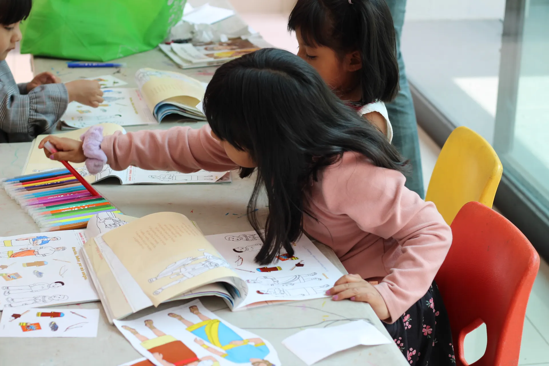 Estudiantes trabajando en clase con Miss Kely