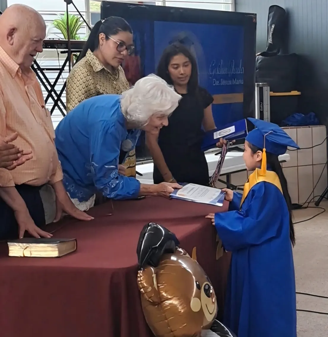 Estudiantes trabajando con el Sistema Educativo LAM